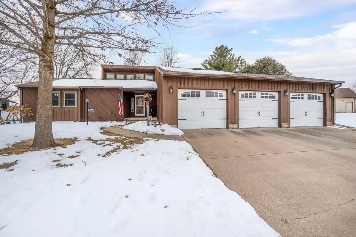 1307 Grandview Ave, Waverly, IA 50677 - #1