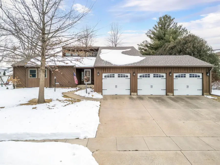 1307 Grandview Ave, Waverly, IA 50677 - #2