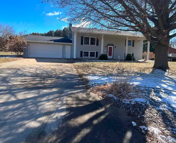 422 S 5 Th Avenue, New Hampton, IA 50659