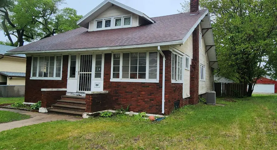 2207 E 4th Street, Waterloo, IA 50703 - #2