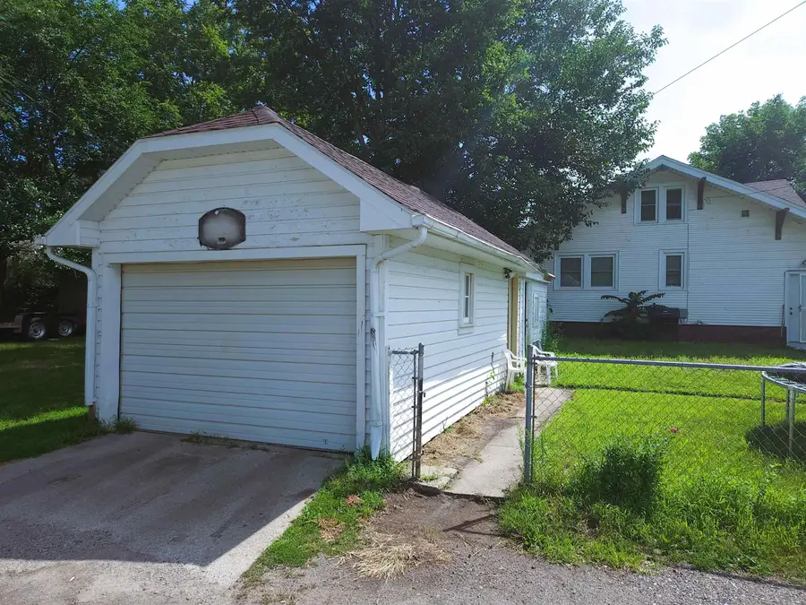 2207 E 4th Street, Waterloo, IA 50703 - #3