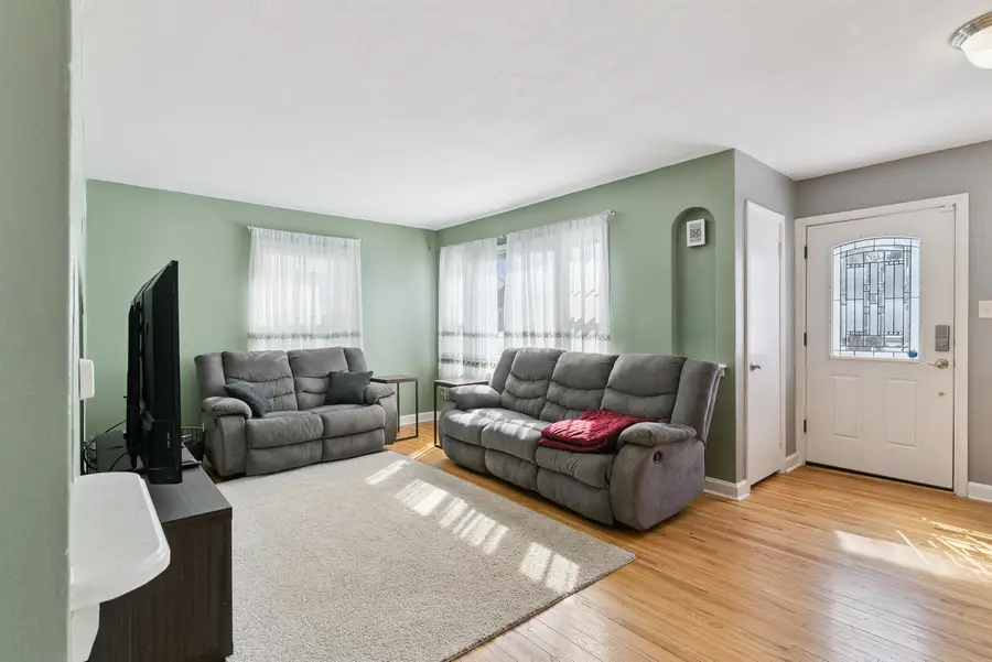 1141 E Mitchell Avenue, Waterloo, IA 50702 - #3