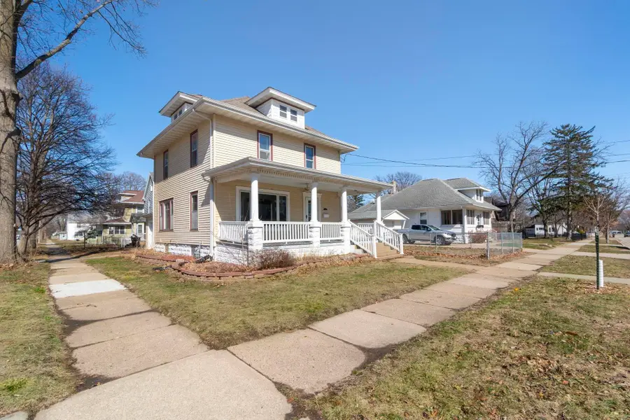 623 W 6th Street, Cedar Falls, IA 50613 - #2