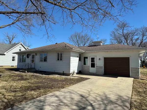 210 8th Street, Aplington, IA 50604