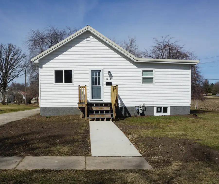 1215 3rd Avenue, Ackley, IA 50601 - #2