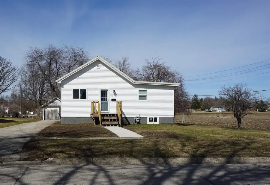 1215 3rd Avenue, Ackley, IA 50601 - #3