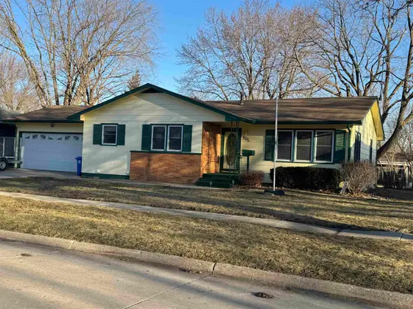 905 10th St., Charles City, IA 50616