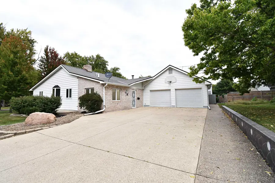 806 9th Ave. S.w., Independence, IA 50644 - #2