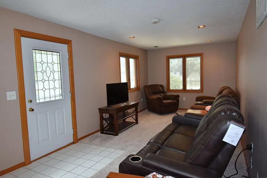 806 9th Ave. S.w., Independence, IA 50644 - #3