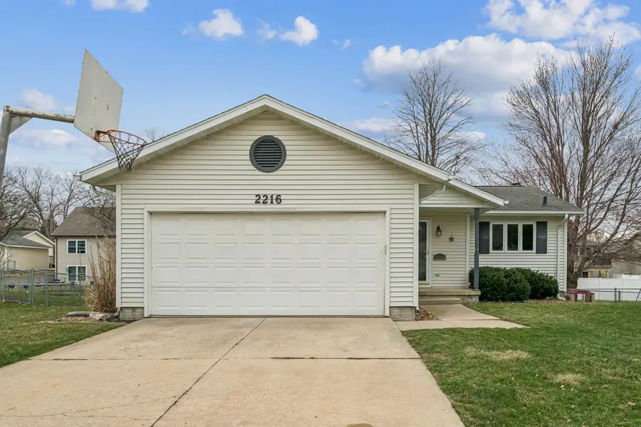 2216 W 8th Street, Cedar Falls, IA 50613 - #2