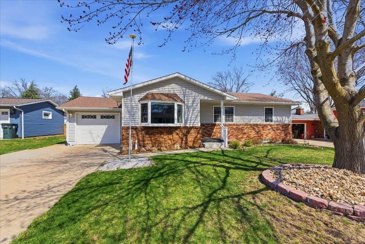 1515 W 5th Street, Cedar Falls, IA 50613 - #1