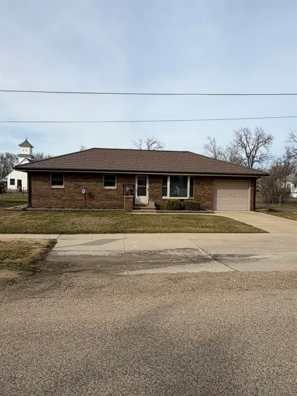 203 E Benton Street, Hazleton, IA 50641