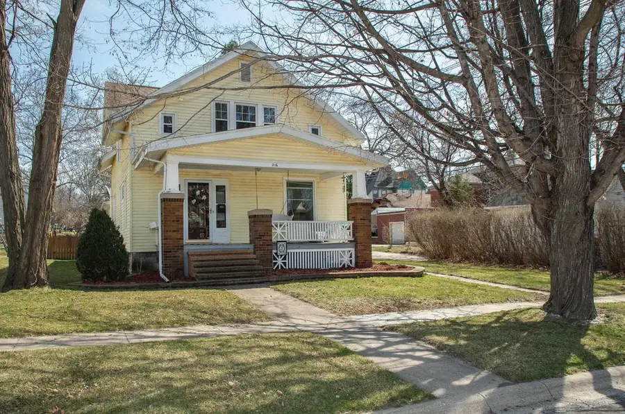 216 4th St Ne, Waverly, IA 50677 - #2