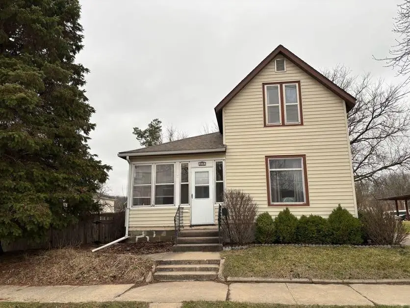 405 Washington Street, Decorah, IA 52101 - #1