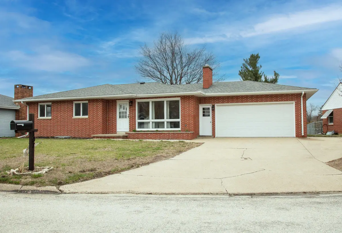 107 Crestwood Ave, Waverly, IA 50677 - #1