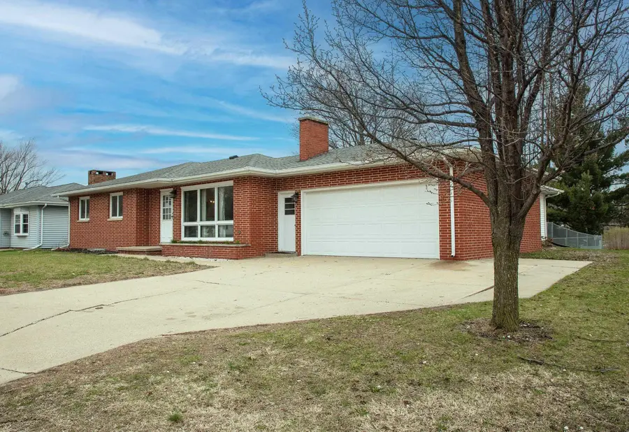 107 Crestwood Ave, Waverly, IA 50677 - #3