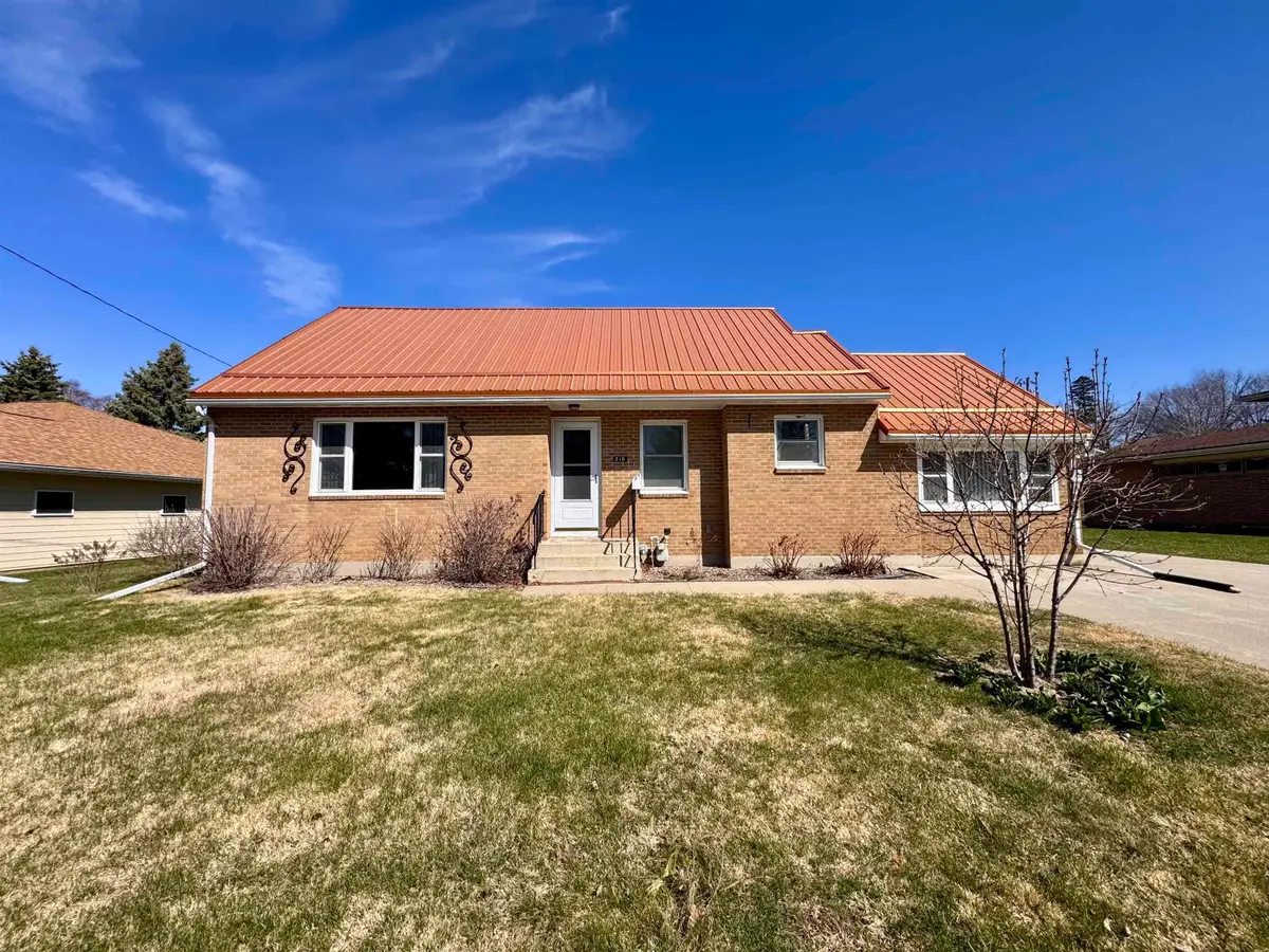 216 SE 1st Avenue, Waukon, IA 52172 - #1