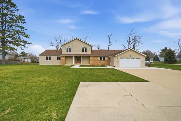 913 E Charles, Oelwein, IA 50662