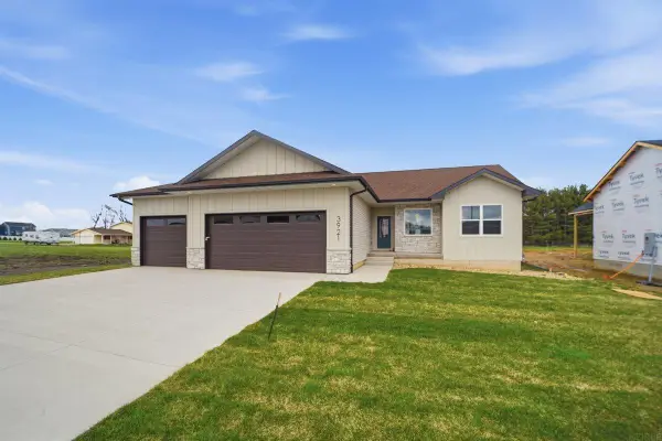 3921 Broomfield Drive, Cedar Falls, IA 50613