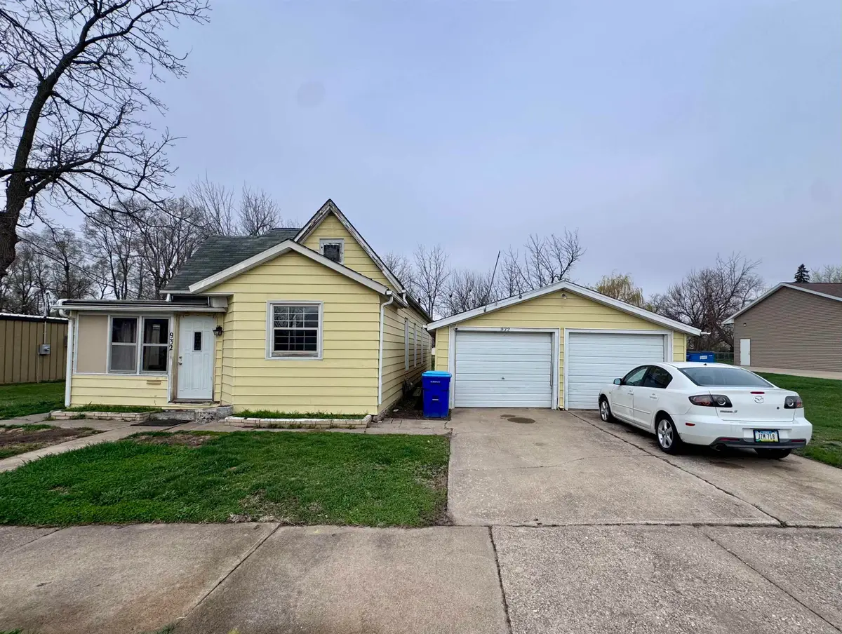932 S Frederick Ave, Oelwein, IA 50662 - #1