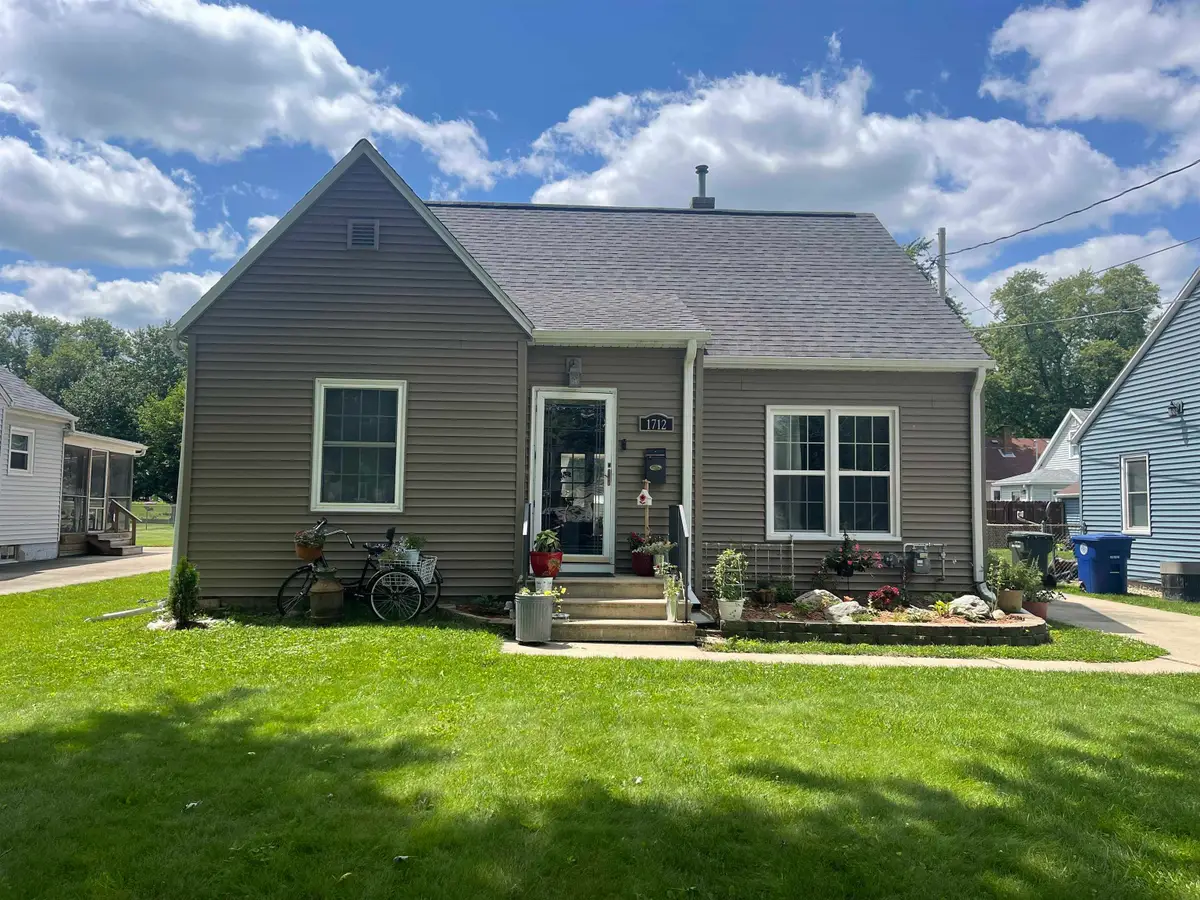 1712 W 7th Street, Waterloo, IA 50702 - #1