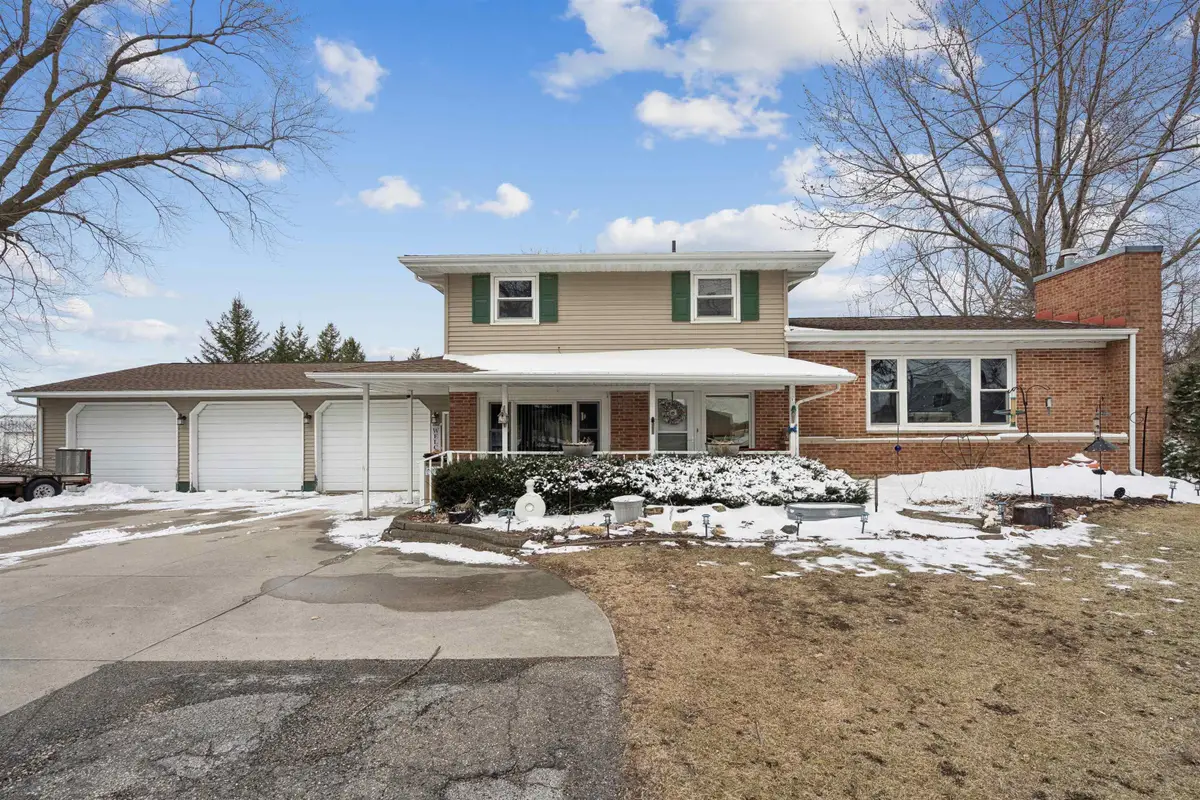 517 Oak St, Rowley, IA 52329 - #1