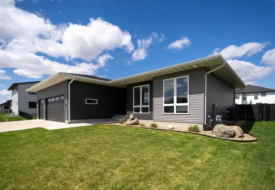 2219 Vera Way, Cedar Falls, IA 50613 - #2