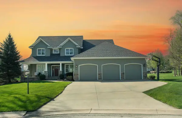 217 Oak Ridge Circle Circle, Waverly, IA 50677