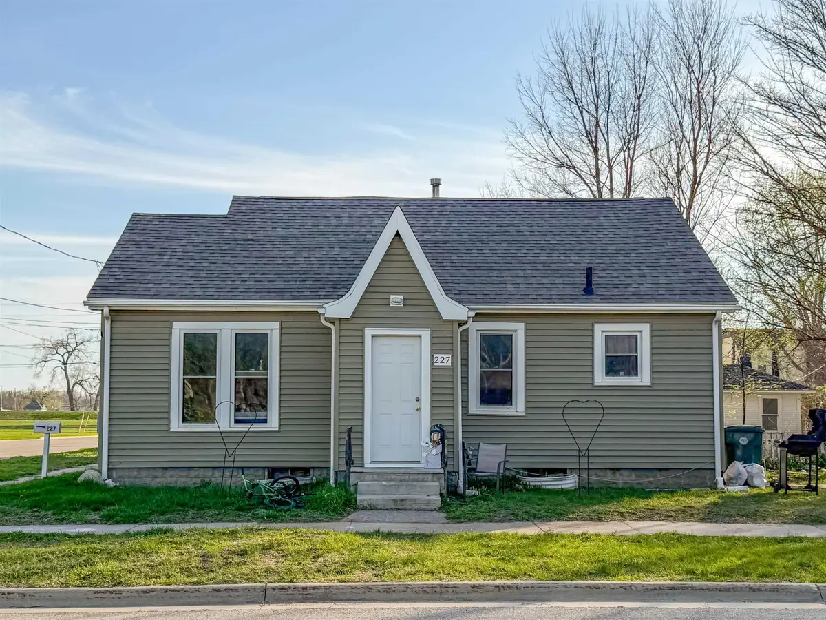 227 E 10th Street, Waterloo, IA 50703 - #1