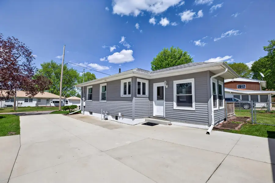 1710 E Mitchell Avenue, Waterloo, IA 50702 - #3