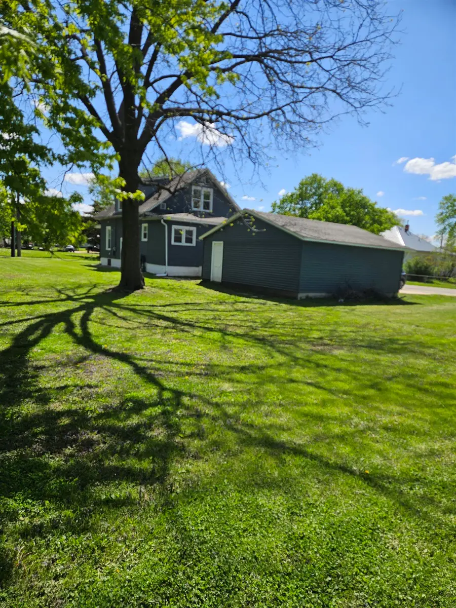 106 7th Ave Nw, Oelwein, IA 50662 - #2