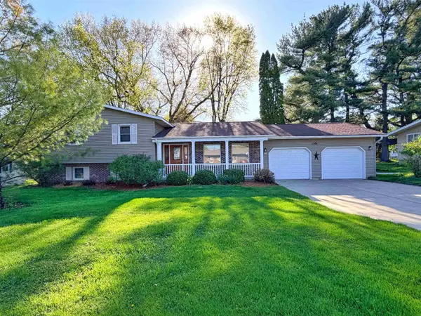 903 Pine Ridge Court, Decorah, IA 52101