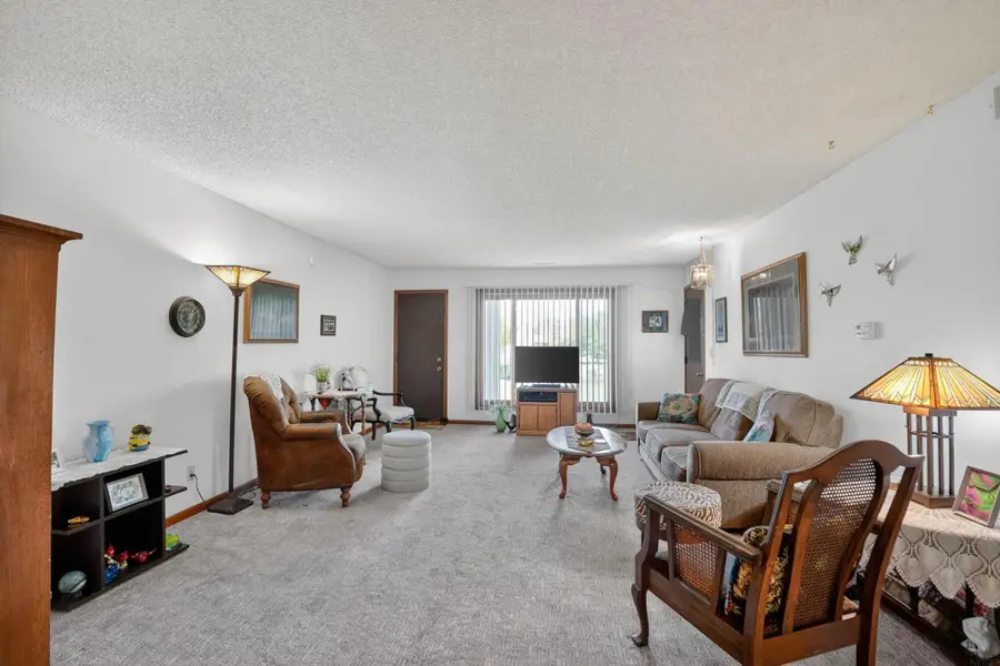 155 E San Marnan Drive #4, Waterloo, IA 50702 - #2