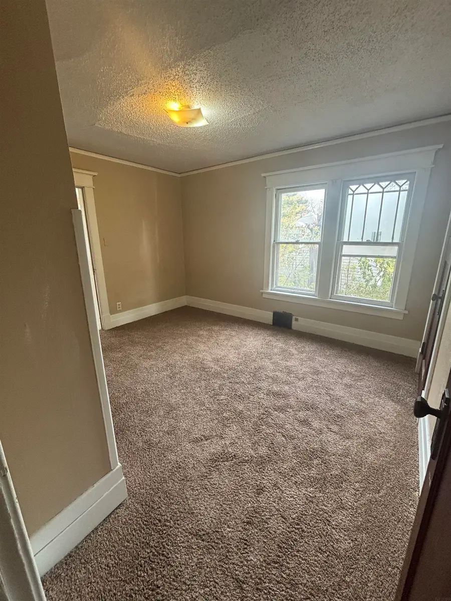 821 W Mullan Avenue, Waterloo, IA 50701 - #3