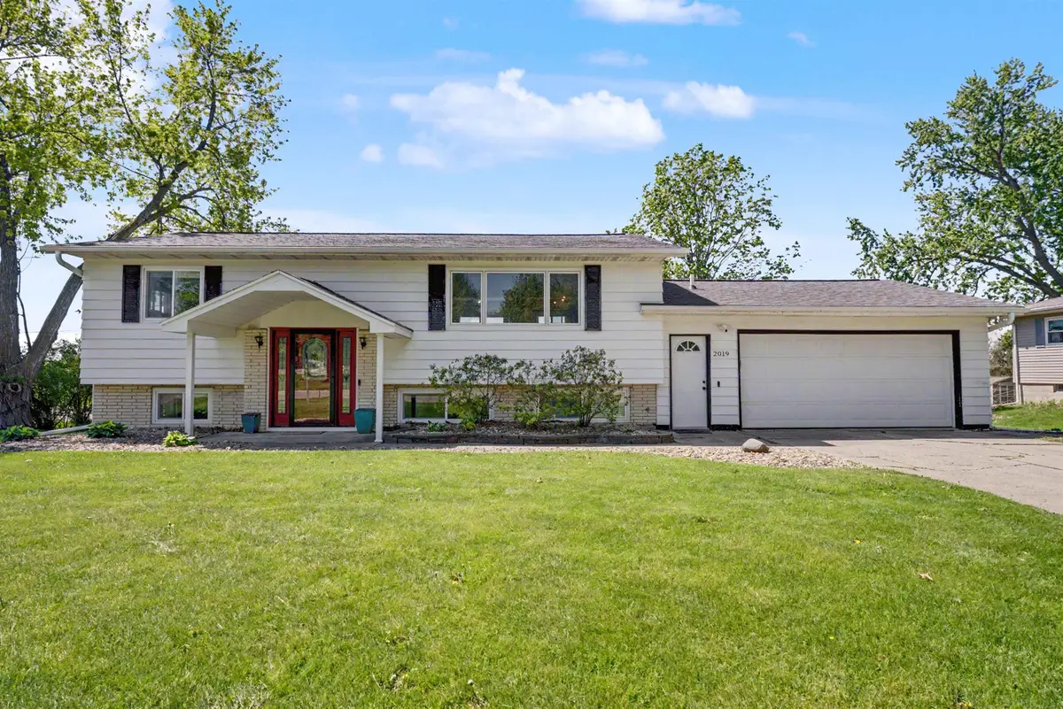 2019 Greenhill Drive, Cedar Falls, IA 50613 - #1