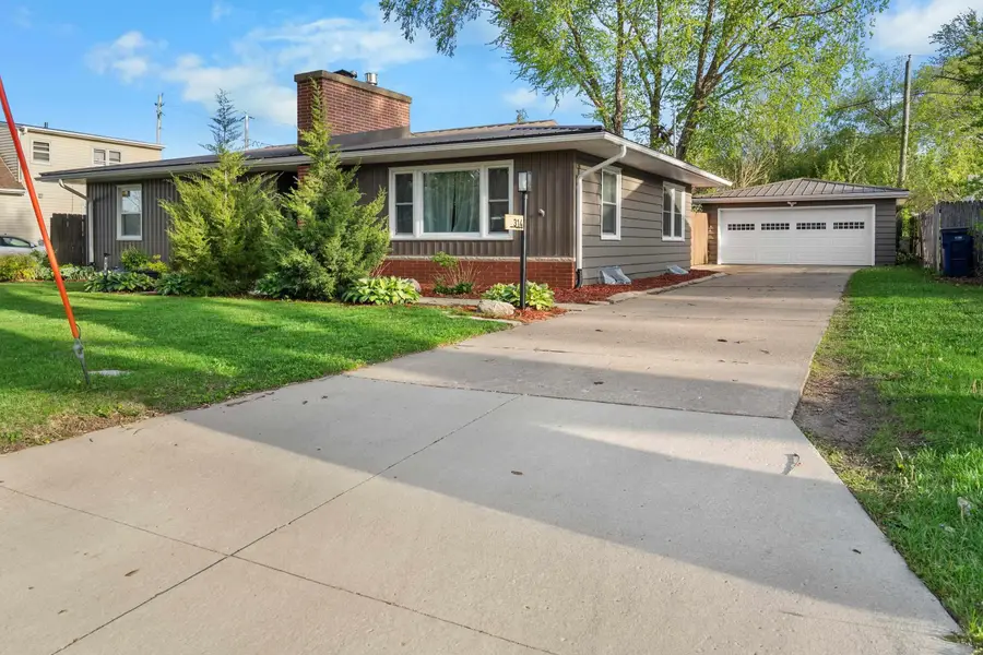 314 W Mitchell Avenue, Waterloo, IA 50701 - #2