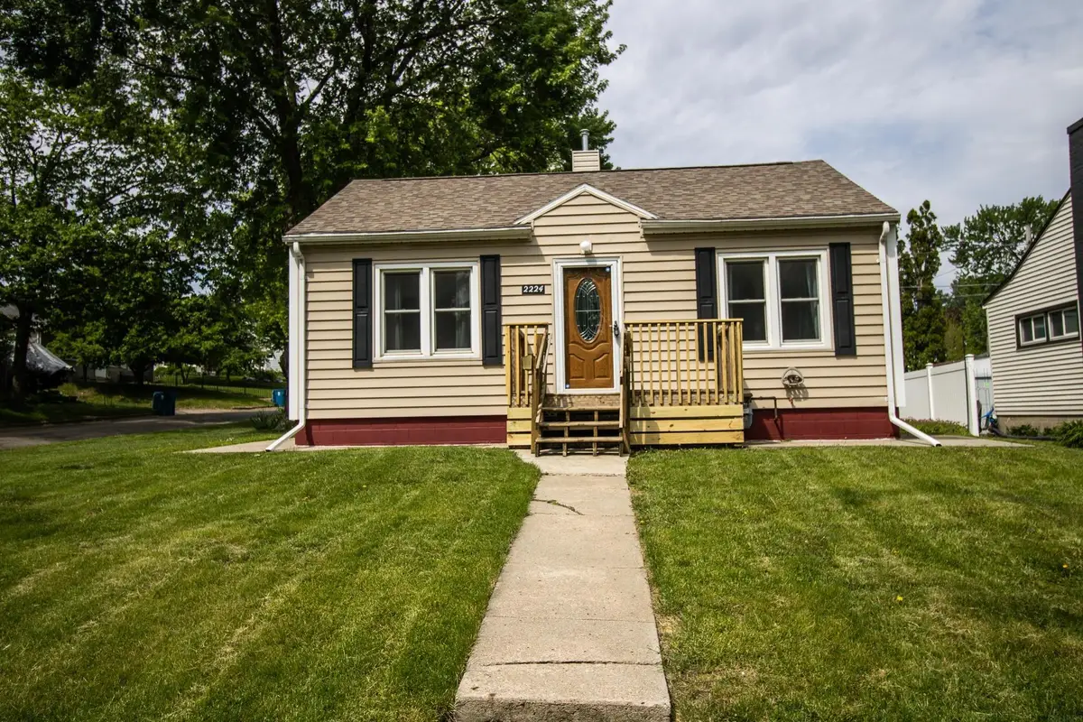 2224 W 7th Street, Waterloo, IA 50702 - #1