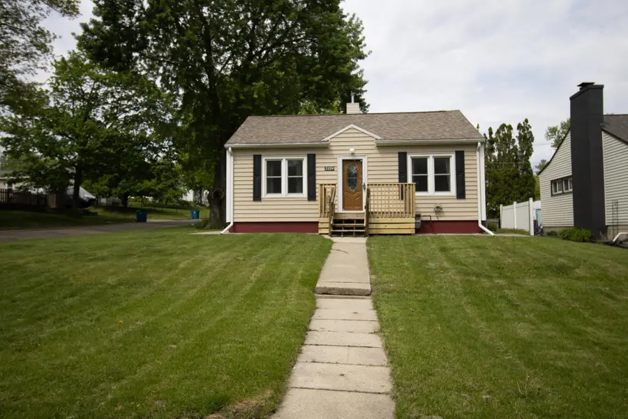 2224 W 7th Street, Waterloo, IA 50702 - #2