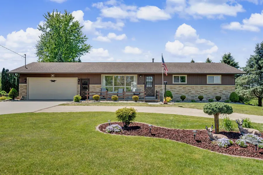 31716 Olde Castle Rd, Dyersville, IA 52040 - #2