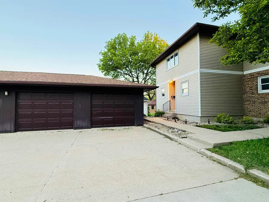 2122 Bicentennial Drive, Cedar Falls, IA 50613 - #2