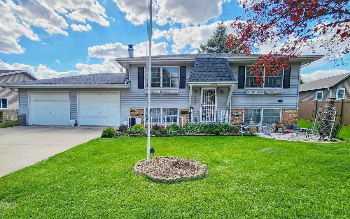 1328 N 5th Street, Manchester, IA 52057 - #1