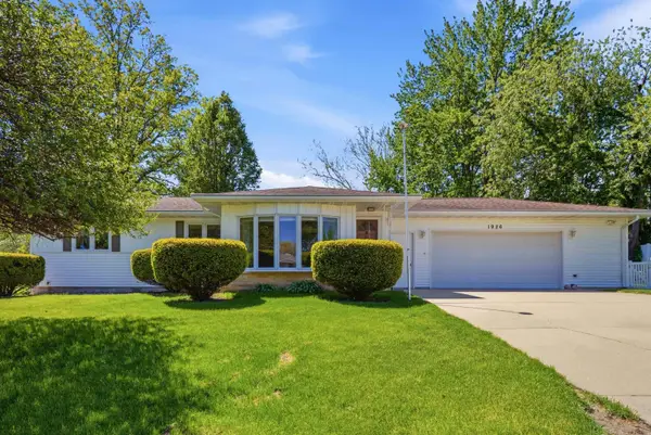 1926 Crescent Drive, Cedar Falls, IA 50613