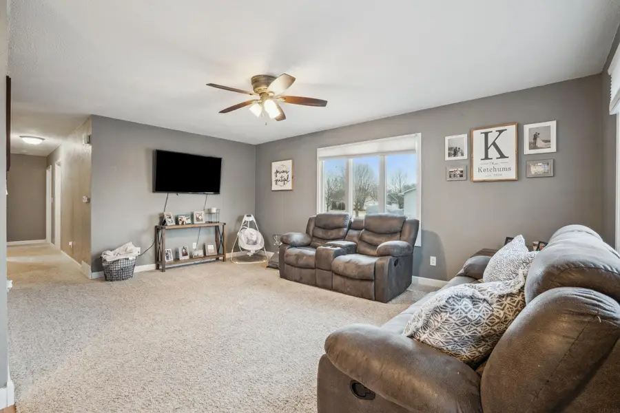 1304 N 5th St, Manchester, IA 52057 - #2