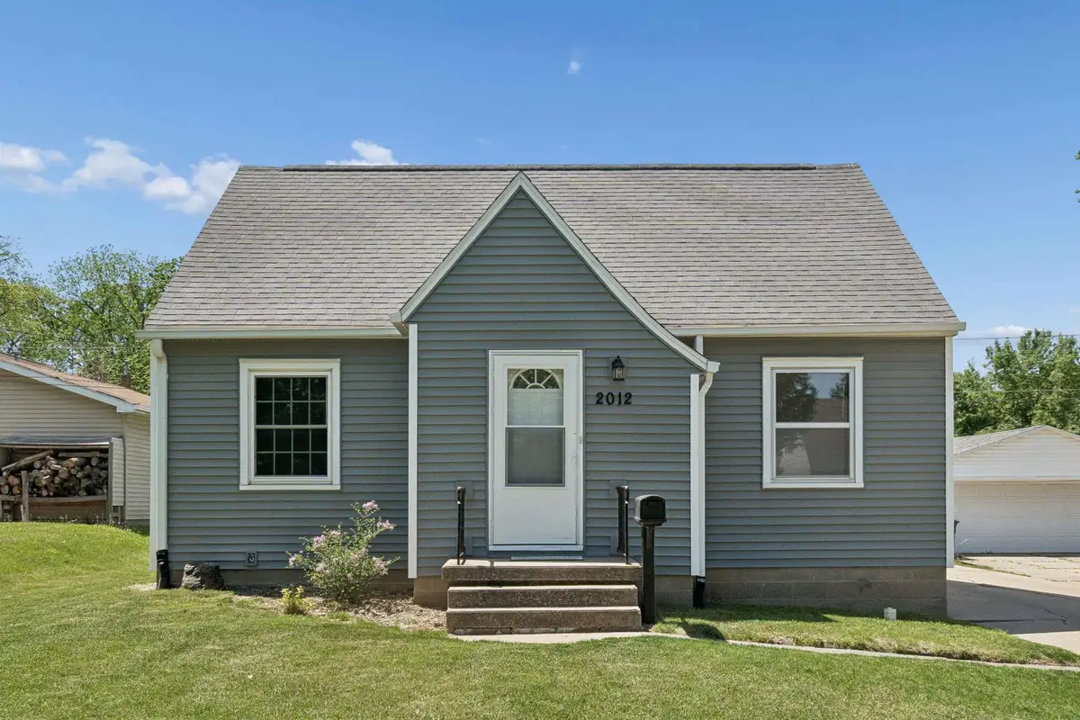 2012 W 7th Street, Waterloo, IA 50702 - #1
