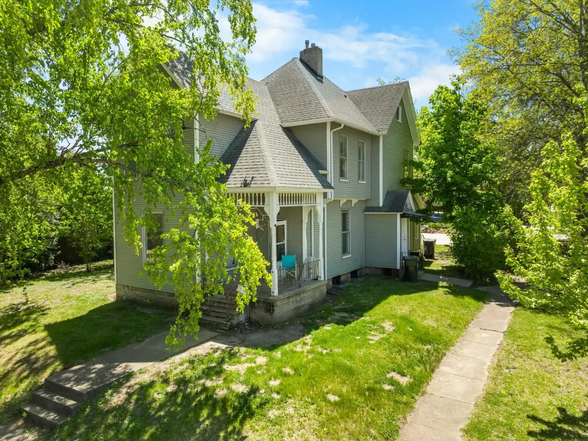526 W 8th Street, Cedar Falls, IA 50613 - #1