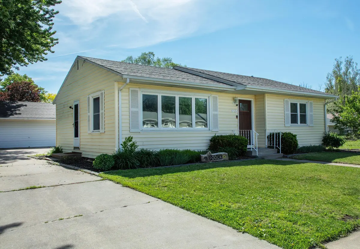915 SW 1st Street, Waverly, IA 50677 - #1