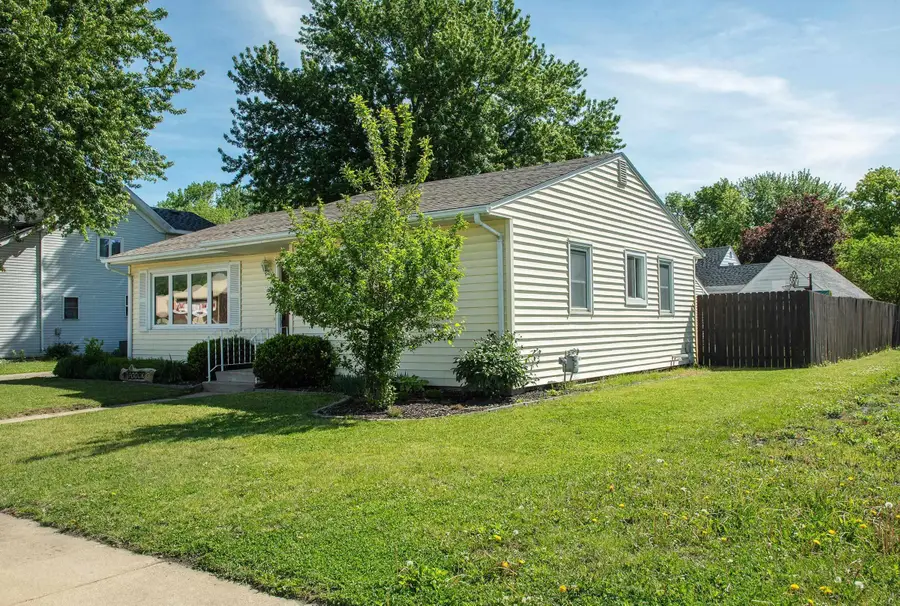 915 SW 1st Street, Waverly, IA 50677 - #3