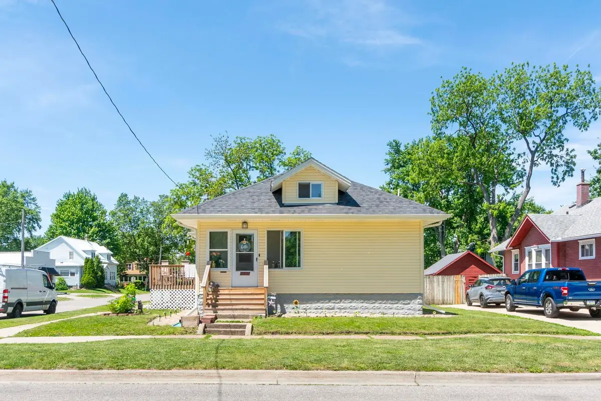 1324 W 6th Street, Waterloo, IA 50702 - #1