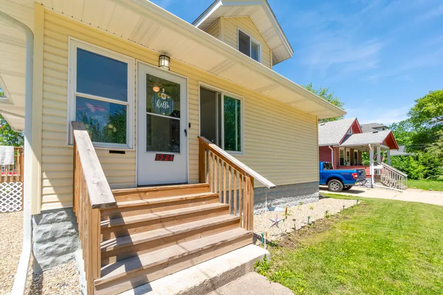 1324 W 6th Street, Waterloo, IA 50702 - #2
