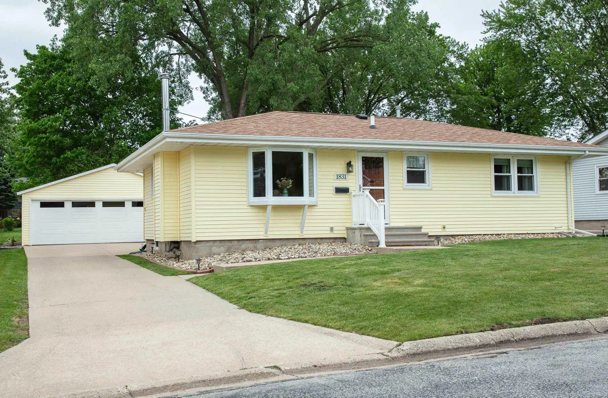 1831 4th Ave Nw, Waverly, IA 50677 - #1